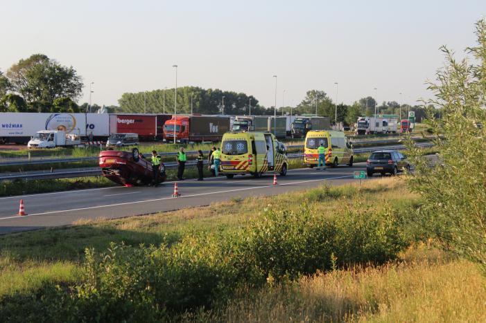 Auto belandt op zijn kop op snelweg