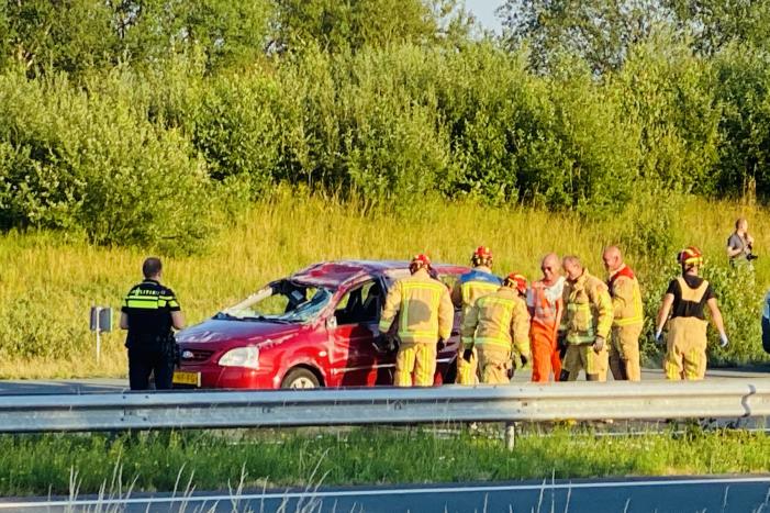 Auto belandt op zijn kop op snelweg