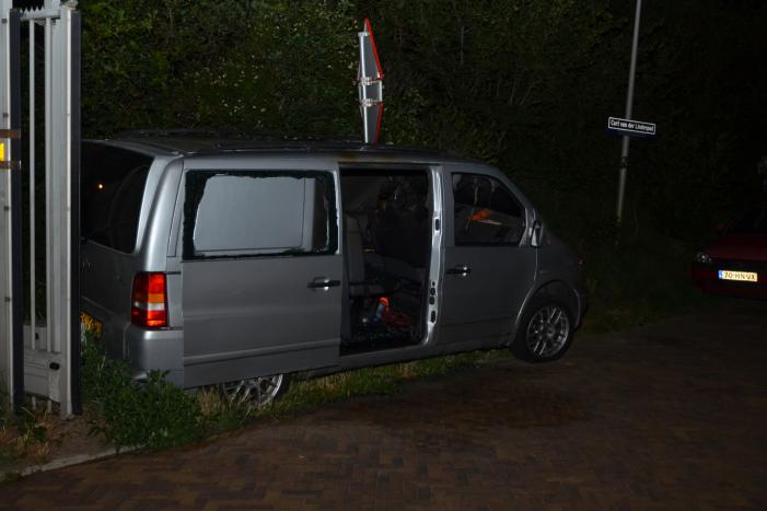 Geparkeerd busje brandt uit