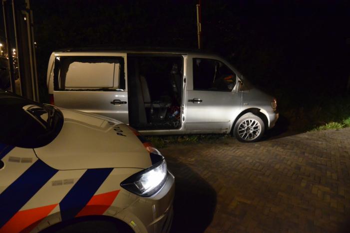 Geparkeerd busje brandt uit