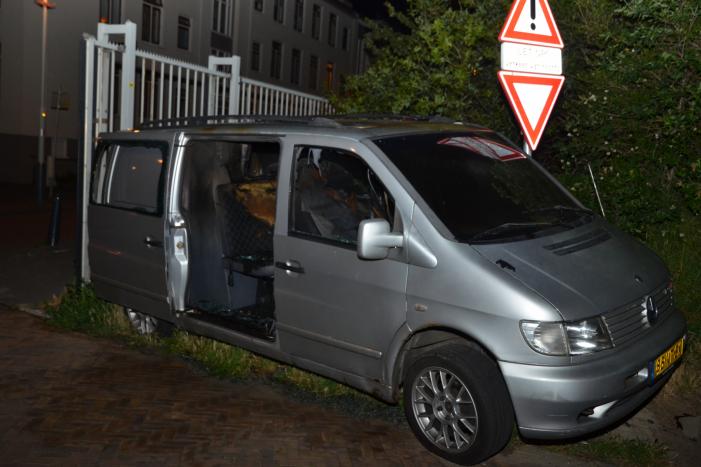 Geparkeerd busje brandt uit