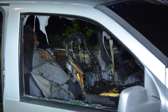 Geparkeerd busje brandt uit