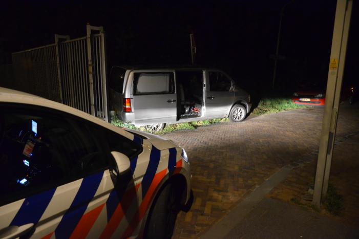 Geparkeerd busje brandt uit