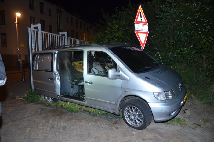 Geparkeerd busje brandt uit