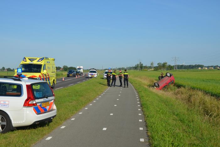Auto belandt op de kop in greppel