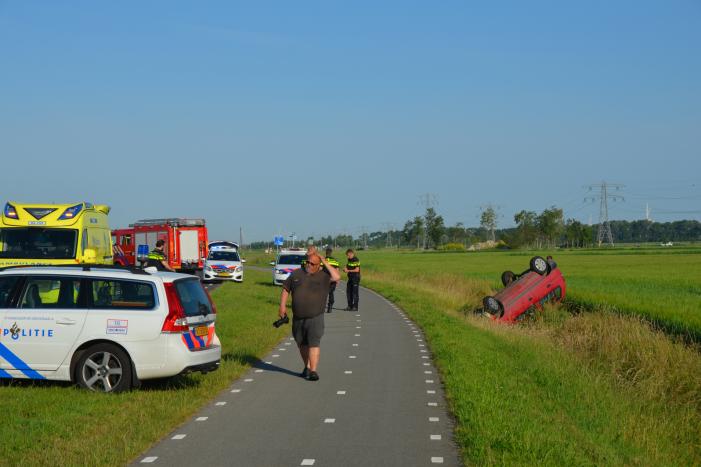 Auto belandt op de kop in greppel