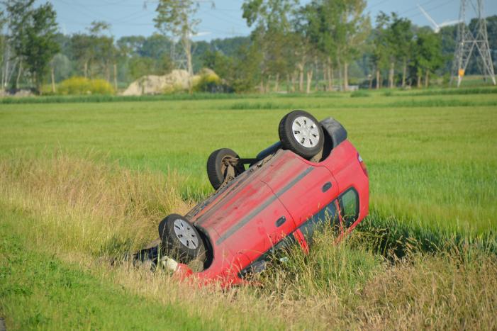 Auto belandt op de kop in greppel