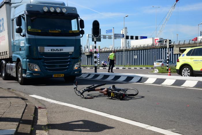 Fietser aangereden door vrachtwagen