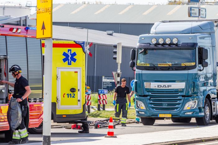 Fietser aangereden door vrachtwagen