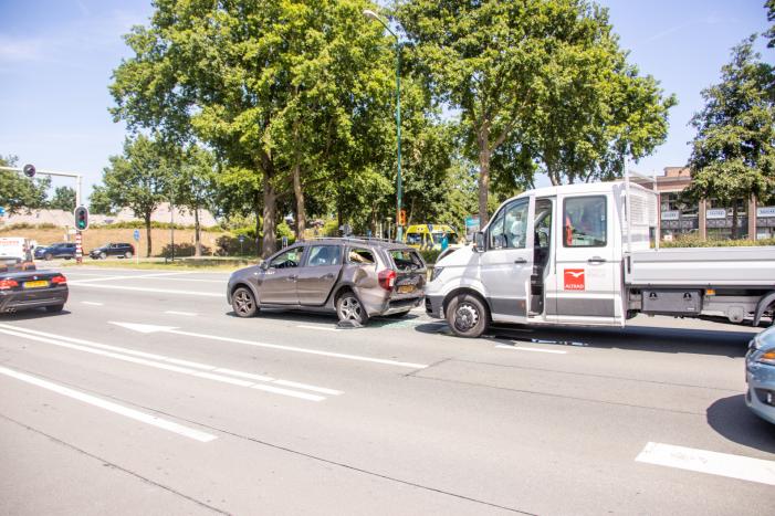 Bakwagen botst achterop personenwagen