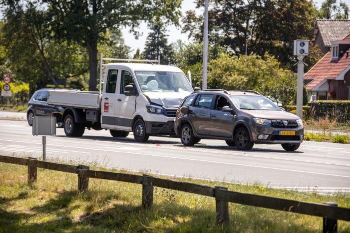 Bakwagen botst achterop personenwagen