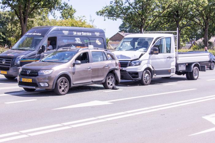 Bakwagen botst achterop personenwagen
