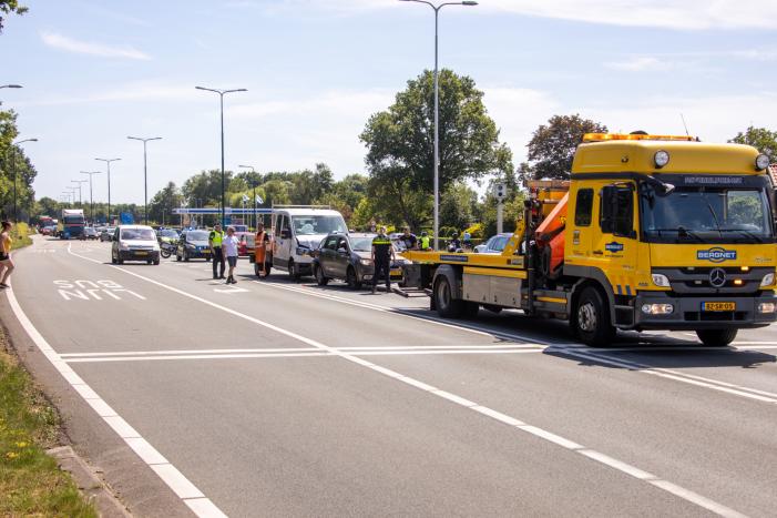 Bakwagen botst achterop personenwagen