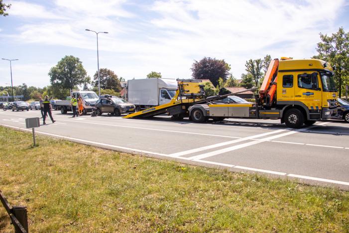 Bakwagen botst achterop personenwagen