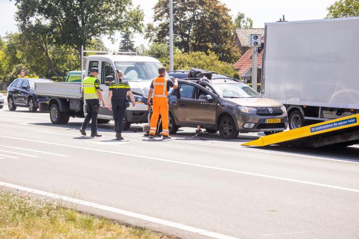 Bakwagen botst achterop personenwagen