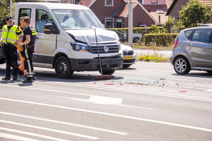 Bakwagen botst achterop personenwagen
