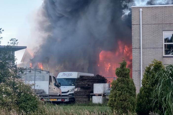 Grote uitslaande brand in bedrijfspand