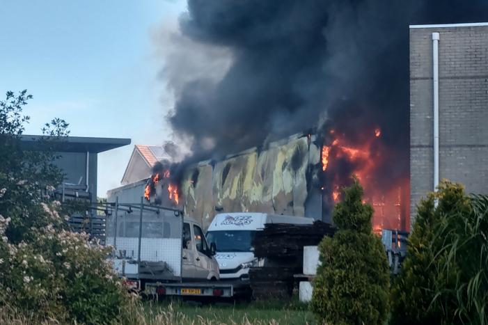 Grote uitslaande brand in bedrijfspand