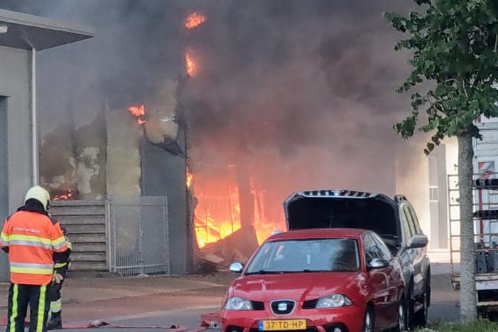 Grote uitslaande brand in bedrijfspand