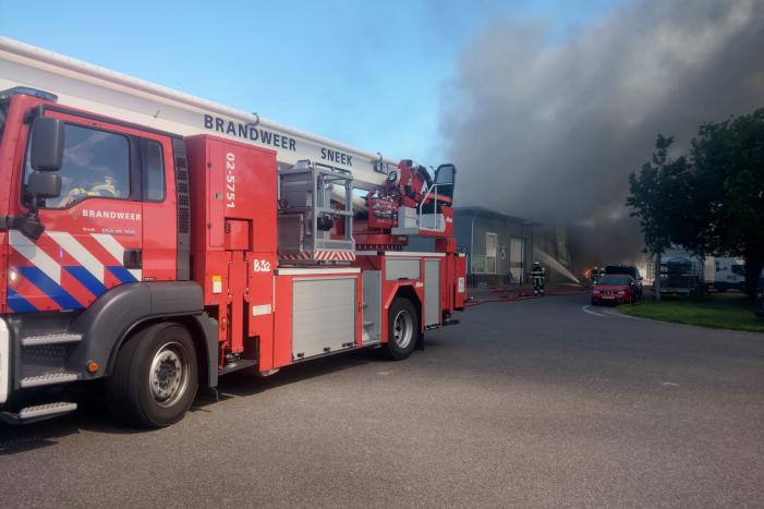 Grote uitslaande brand in bedrijfspand