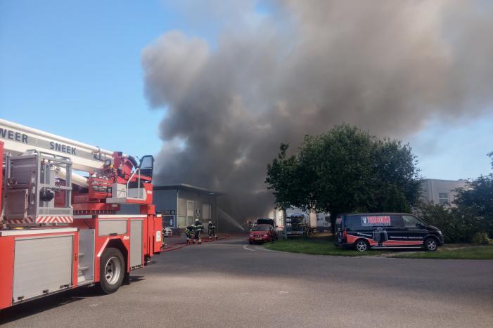 Grote uitslaande brand in bedrijfspand