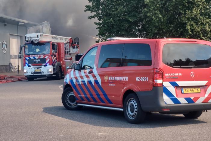 Grote uitslaande brand in bedrijfspand