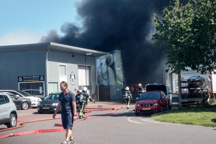 Grote uitslaande brand in bedrijfspand