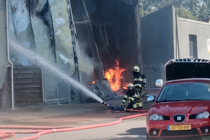 Grote uitslaande brand in bedrijfspand