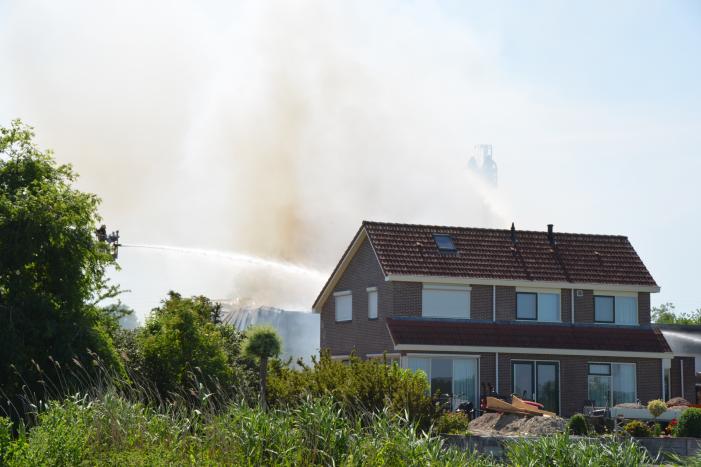 Grote uitslaande brand in bedrijfspand