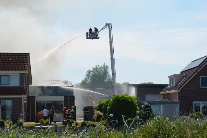 Grote uitslaande brand in bedrijfspand