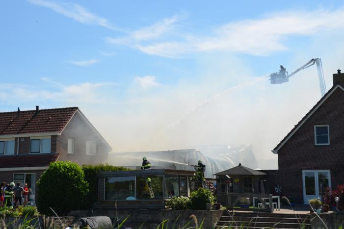 Grote uitslaande brand in bedrijfspand