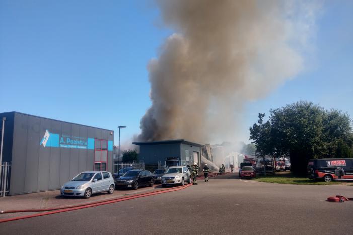 Grote uitslaande brand in bedrijfspand