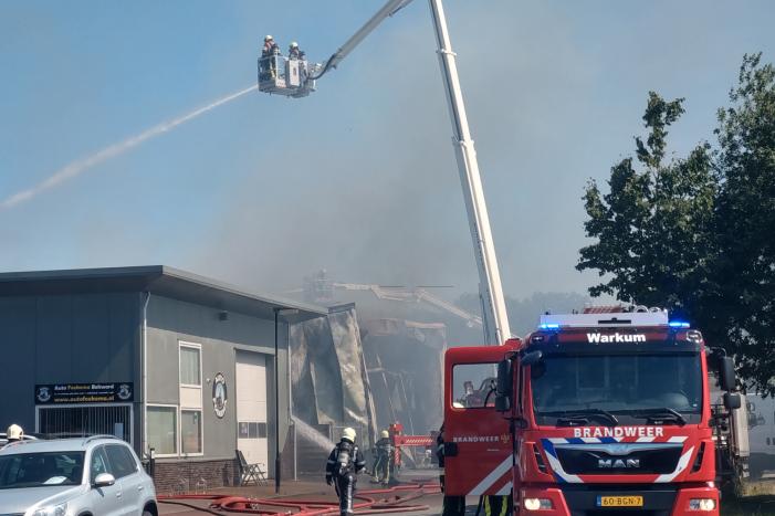Grote uitslaande brand in bedrijfspand