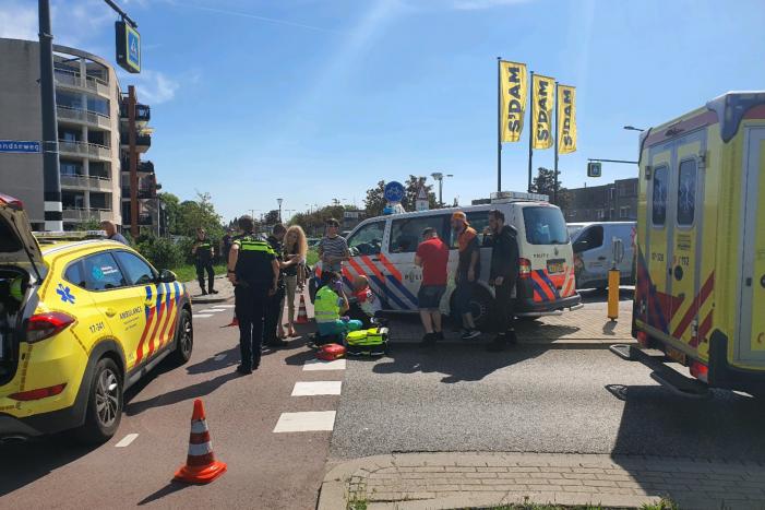 Wielrenner raakt gewond door botsing met afslaande auto