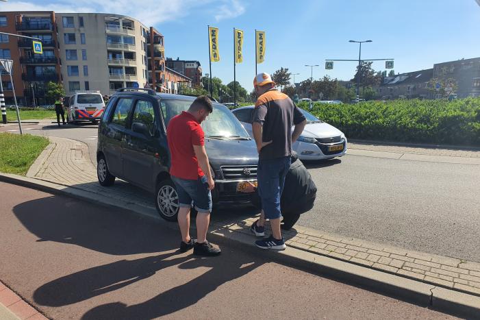 Wielrenner raakt gewond door botsing met afslaande auto