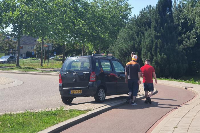 Wielrenner raakt gewond door botsing met afslaande auto