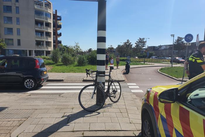 Wielrenner raakt gewond door botsing met afslaande auto