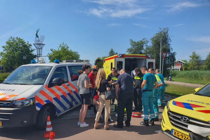 Wielrenner raakt gewond door botsing met afslaande auto