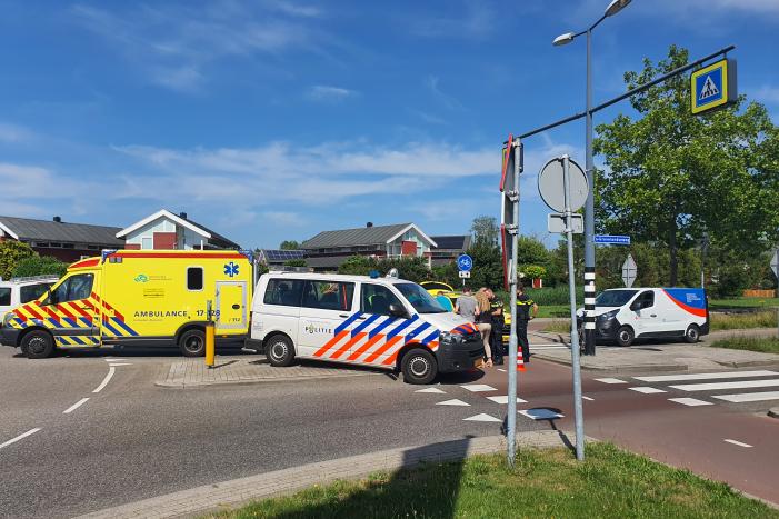 Wielrenner raakt gewond door botsing met afslaande auto