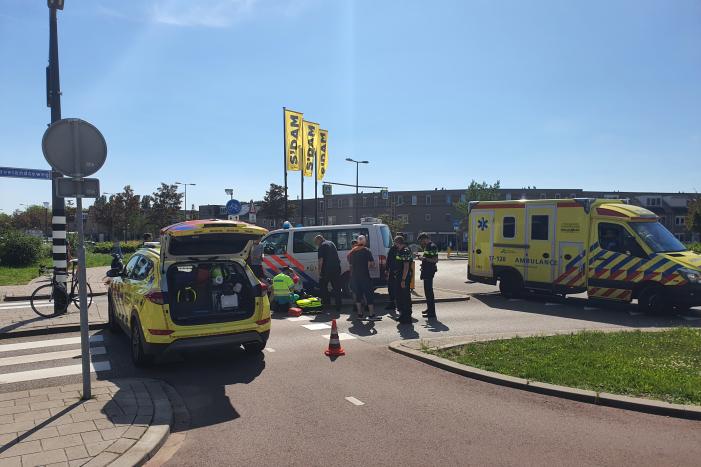 Wielrenner raakt gewond door botsing met afslaande auto