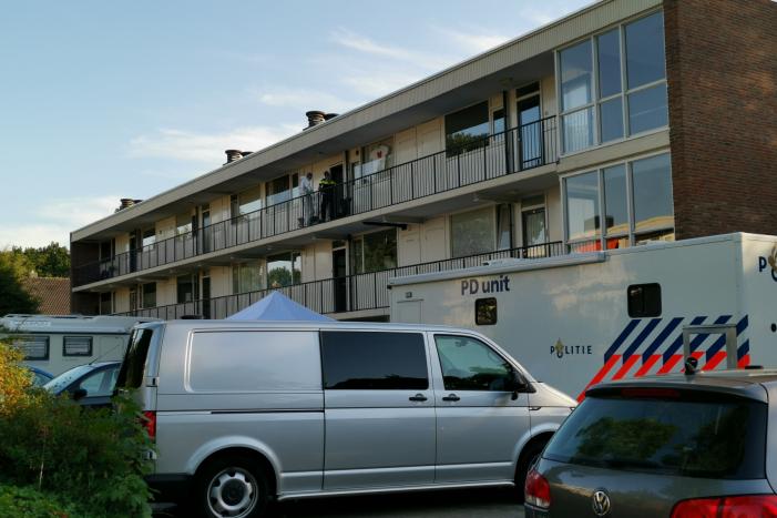 Onderzoek naar overleden vrouw in flat nog in volle gang