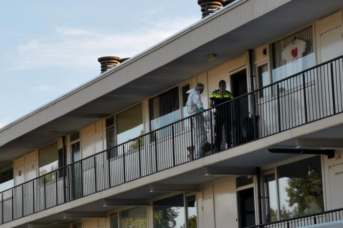 Onderzoek naar overleden vrouw in flat nog in volle gang