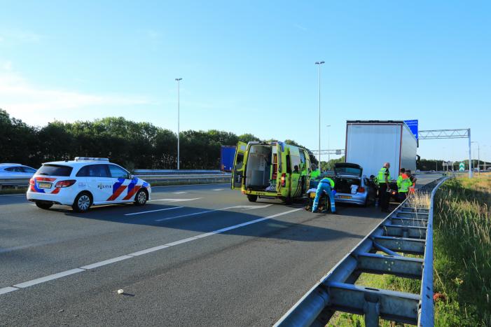 Auto schiet onder oplegger vrachtwagen
