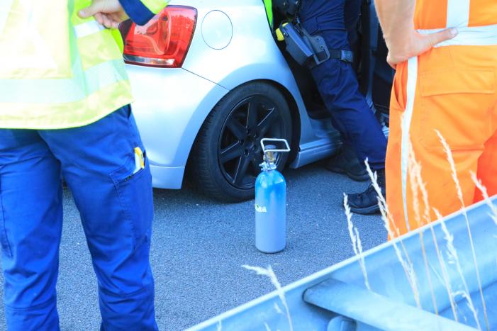 Auto schiet onder oplegger vrachtwagen