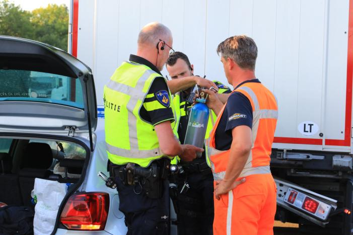 Auto schiet onder oplegger vrachtwagen