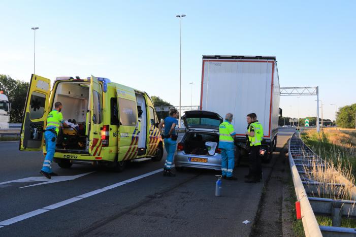Auto schiet onder oplegger vrachtwagen