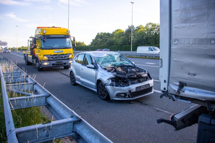 Auto schiet onder oplegger vrachtwagen