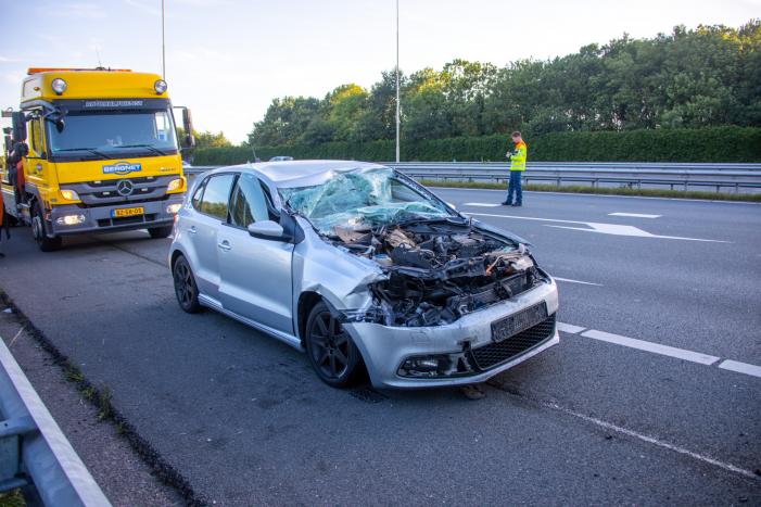 Auto schiet onder oplegger vrachtwagen