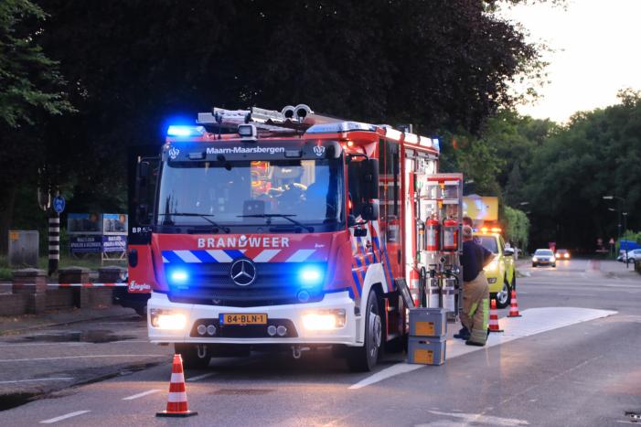 Bestelbus vliegt tijdens rijden in brand
