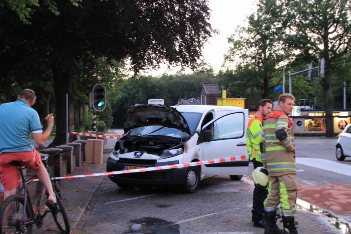 Bestelbus vliegt tijdens rijden in brand